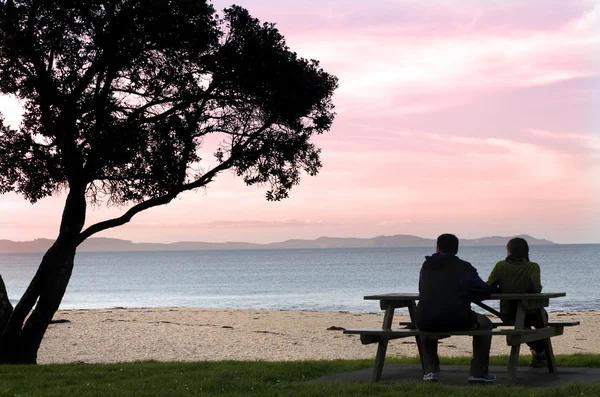 Молодая пара наслаждается закатом — стоковое фото