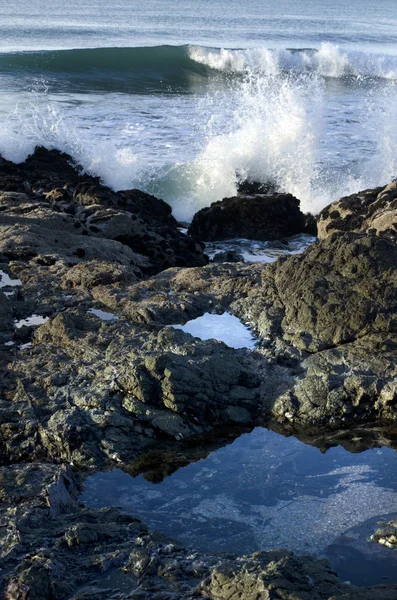 Rocher de mer calme et vagues puissantes — Photo