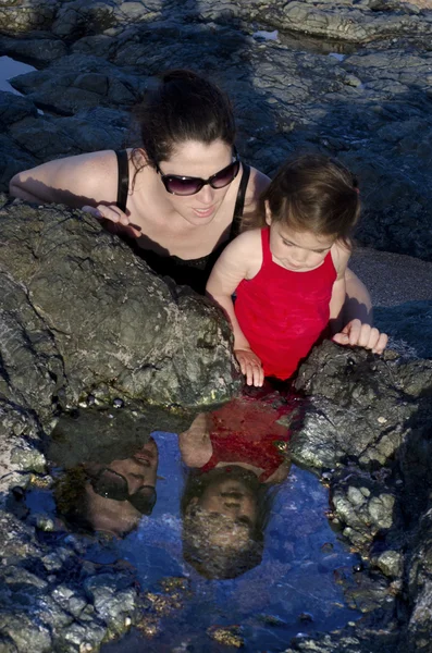 Moeder en dochter weerspiegeling in water — Stockfoto