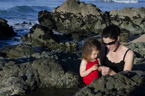 Mother and daughter travel in the nature — Stock Photo, Image