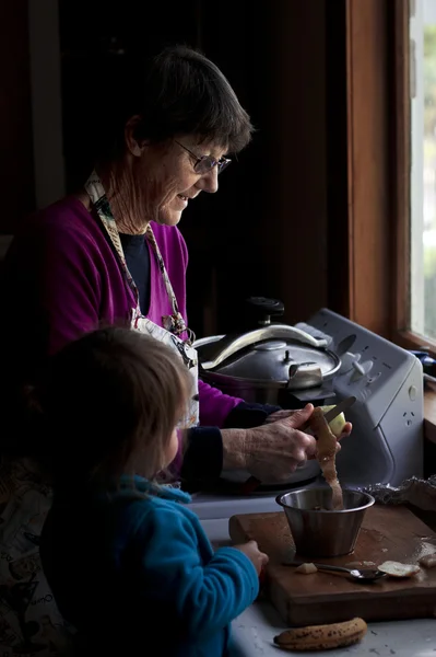 Nagymama és unokája, főzés a konyhában — Stock Fotó