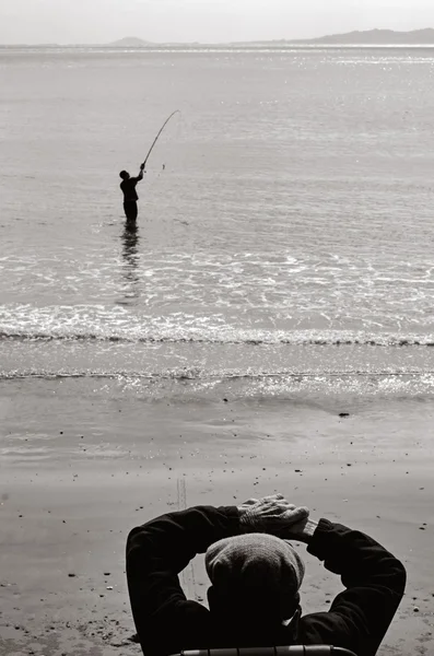 Genç adam Balık tutma — Stok fotoğraf