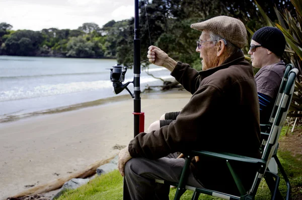 Nonno e nipote pesca insieme — Foto Stock