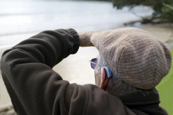 Äldre man ser in i framtiden — Stockfoto