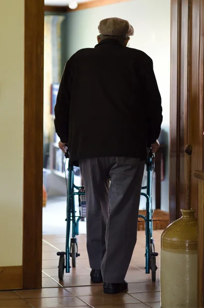Пожилой человек использует ходунки (ходьба рамка ) — стоковое фото