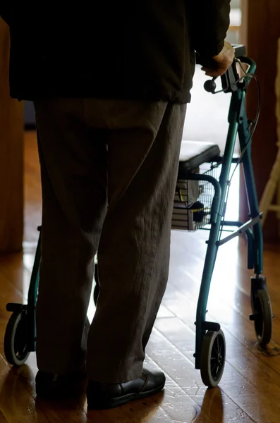 Hombre de edad avanzada usar un andador (caminar marco ) — Foto de Stock