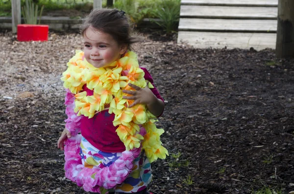 Κοριτσάκι που φοράει ένα Χαβάης λεει — Φωτογραφία Αρχείου
