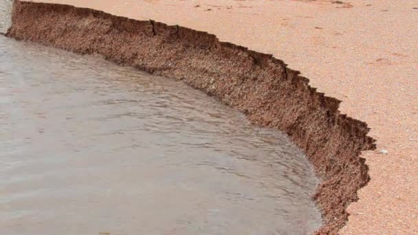 Frischwasser fließt über die Sandoberfläche am Strand — Stockvideo