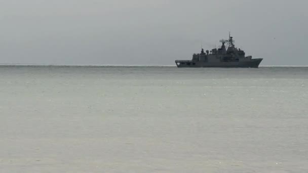 MANGONUI-SEP 28: Fragata F-77 patrullando el 28 de septiembre de 2012, en el norte de Mangonui, Nueva Zelanda.HMNZS Te Kaha (F77) es una de las diez fragatas de la clase Anzac y una de las dos de la Royal NZ Navy (RNZN ). — Vídeo de stock