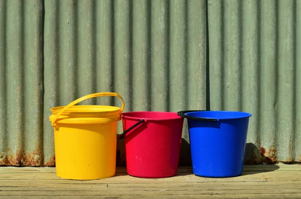 Drie kleurrijke emmer — Stockfoto