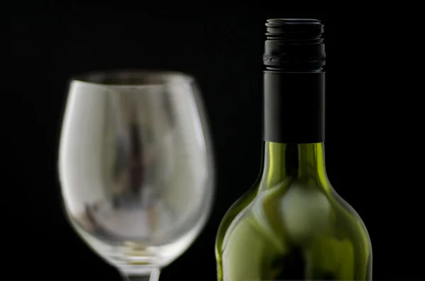 瓶酒和一杯葡萄酒杯 — 图库照片