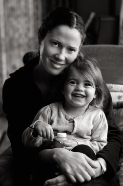 genç anne bebeğini kızın kucakta tutmak