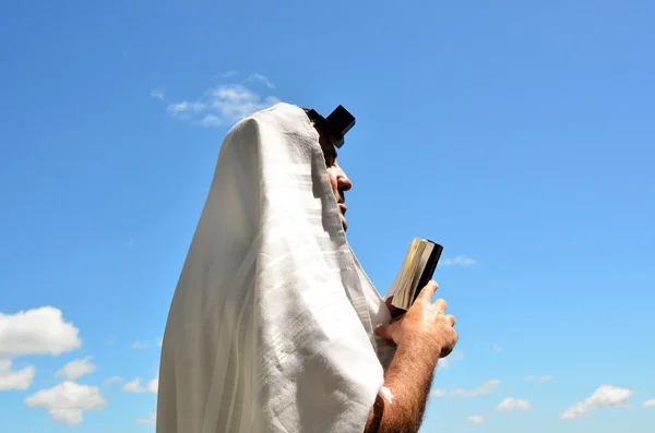 L'homme juif prie Dieu sous le ciel bleu ouvert — Photo