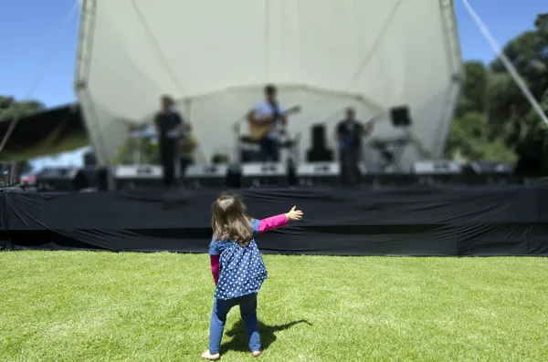 音楽コンサートで小さな女の子踊り — ストック写真