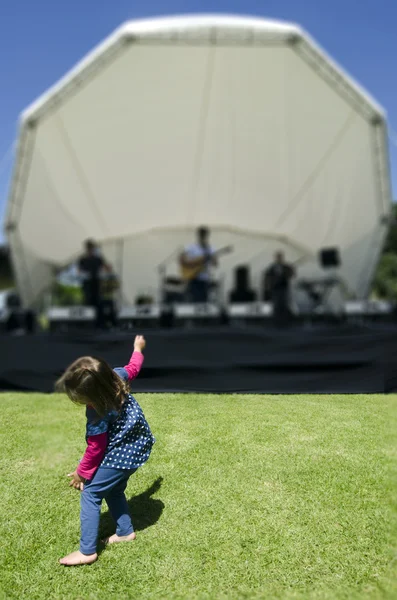 音楽コンサートで小さな女の子踊り — ストック写真