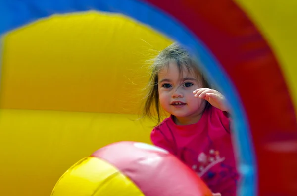 Kleine Mädchen spielen auf aufblasbarem Jumper-Spielplatz — Stockfoto