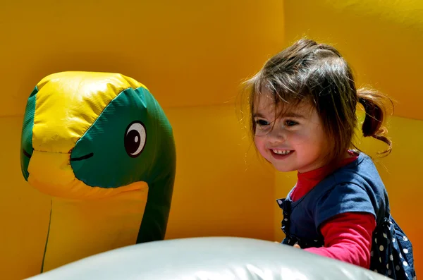 Beetje meisje spelen in opblaasbare jumper Speeltuin — Stockfoto