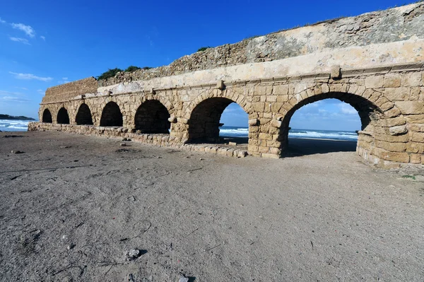 Het Romeinse aquaduct in caesarea, Israël — Stockfoto