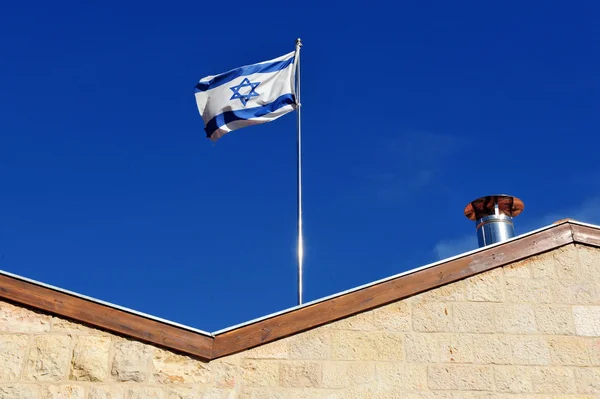 Israel onda bandeira nacional no vento — Fotografia de Stock