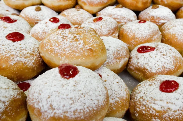 Праздничная еврейская еда Хануки - Пончики Суфганиот — стоковое фото