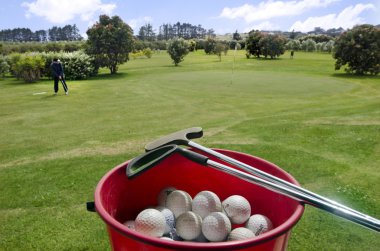 Golf sopasıyla topu tam kepçe