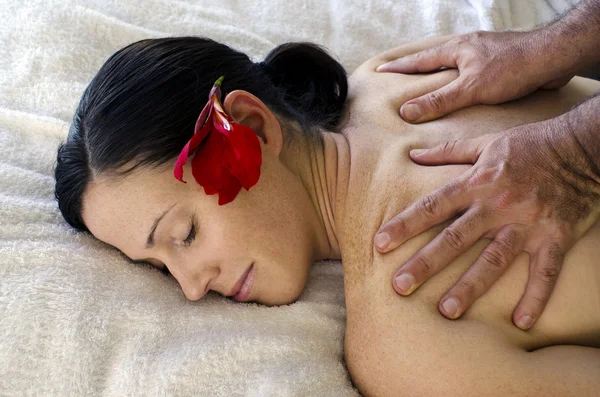 Ung kvinna har en massage på vit bakgrund — Stockfoto
