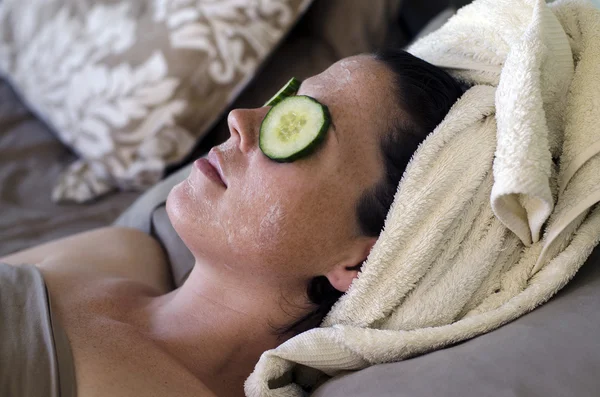 Tratamiento casero natural de la cara y del ojo con el pepino — Foto de Stock