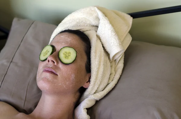 Tratamiento casero natural de la cara y del ojo con el pepino — Foto de Stock