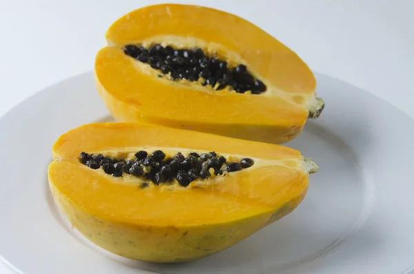 Pawpaw o Papaya isolati su una piastra bianca — Foto Stock