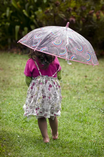 Маленькая девочка держит зонтик — стоковое фото