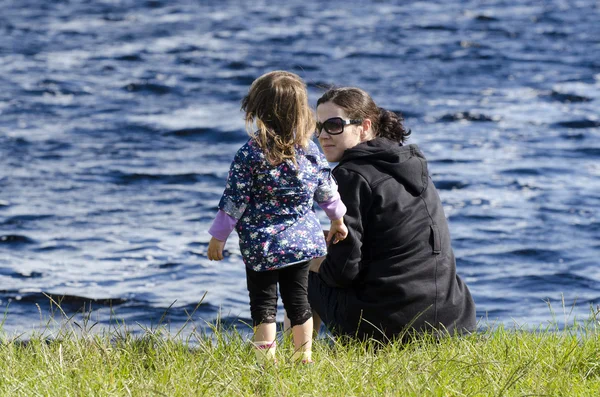 Madres e hijas en un lago —  Fotos de Stock