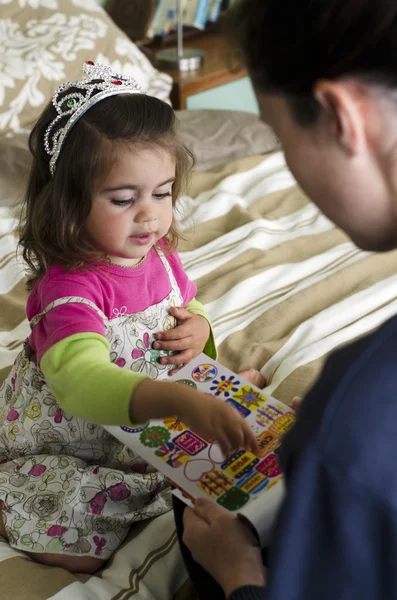 Kind beloond voor goed gedrag — Stockfoto