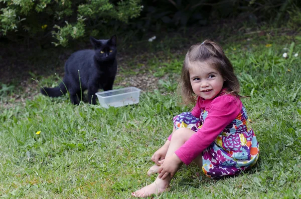 Menina brinca com um gato — Fotografia de Stock