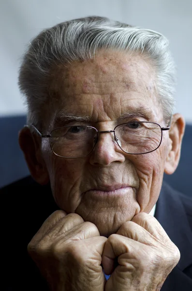 Retrato do velho homem feliz — Fotografia de Stock