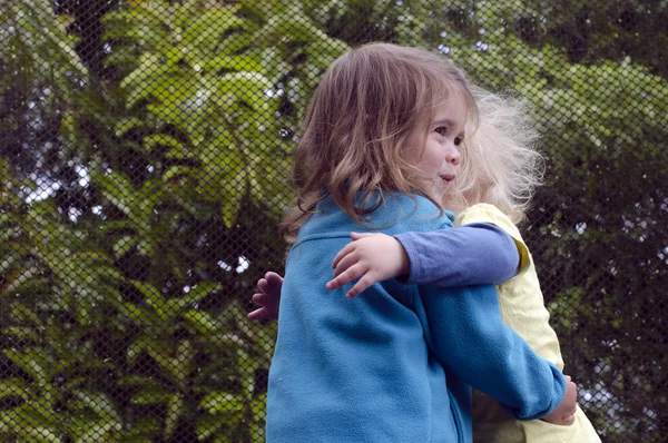 Kinderen knuffelen — Stockfoto