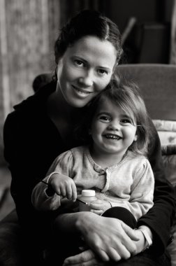 genç anne bebeğini kızın kucakta tutmak