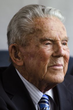 mutlu yaşlı adam portresi