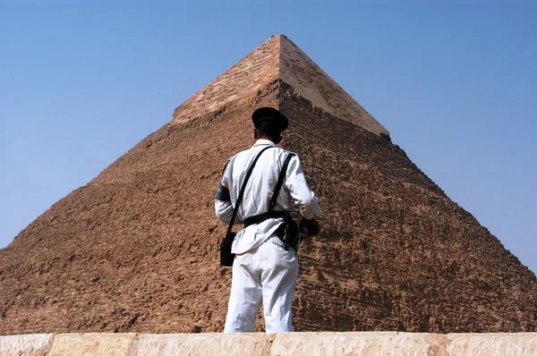 Egyptské bezpečnostní na velké pyramidy v Gíze — Stock fotografie