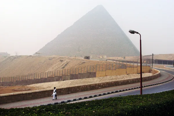 Egyptské bezpečnostní na velké pyramidy v Gíze — Stock fotografie