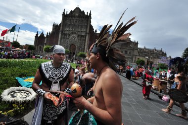 Aztek folklor içinde zocalo Meydanı, mexico city