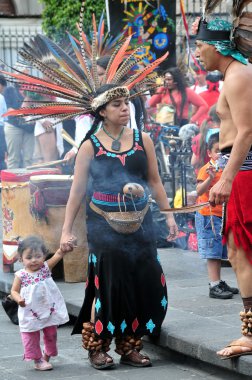 Aztek folklor içinde zocalo Meydanı, mexico city