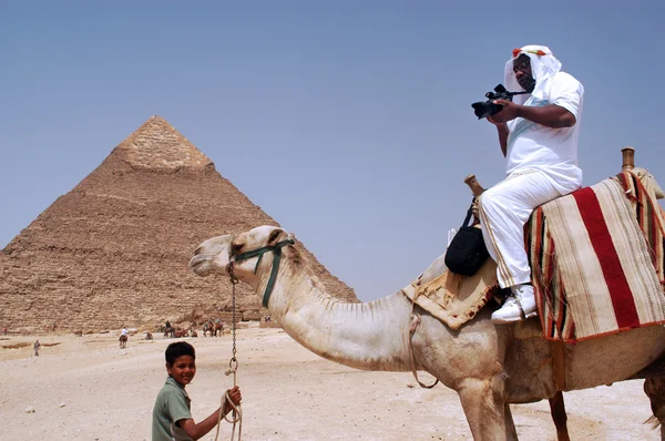 埃及旅游照片-在吉萨大金字塔 — 图库照片