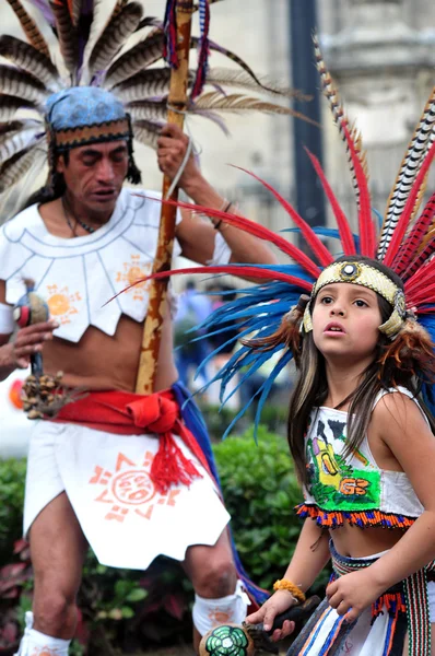 Aztec folklore i zocalo square, Mexiko city — Stockfoto