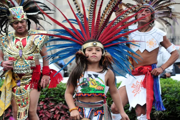 Folklore azteca en la Plaza Zócalo, Ciudad de México —  Fotos de Stock