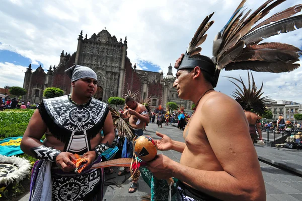 Folclore azteco in Piazza Zocalo, Città del Messico — Foto Stock