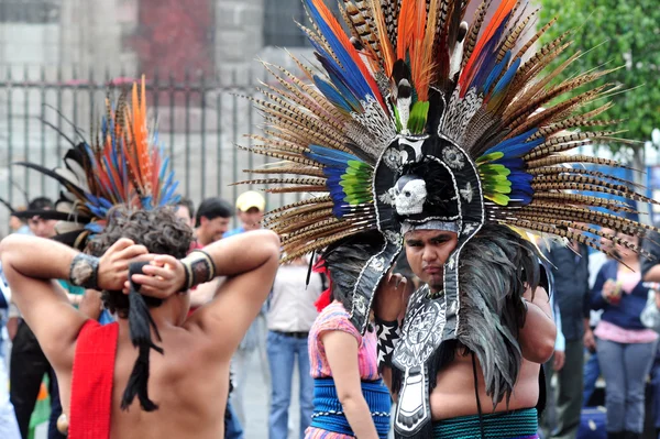 Folklore azteca en la Plaza Zócalo, Ciudad de México —  Fotos de Stock
