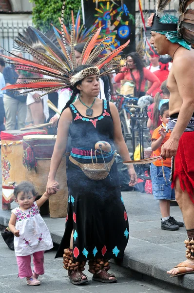 Aztécký folklór v zocalo náměstí, mexico city — Stock fotografie