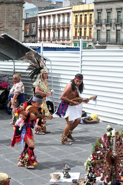 Aztekische Folklore auf dem Zocalo-Platz in Mexiko-Stadt — Stockfoto