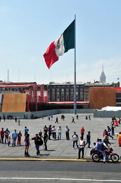 De vlag van de Verenigde Mexicaanse Staten in mexico-stad — Stockfoto