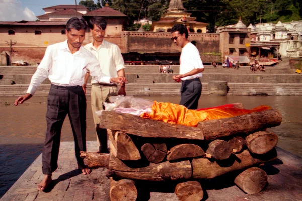 Hinduskie kremacje w pashupatinath świątyni w kathmandu nepal — Zdjęcie stockowe